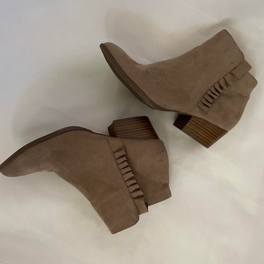 JustFab tan suede ankle booties - size 8